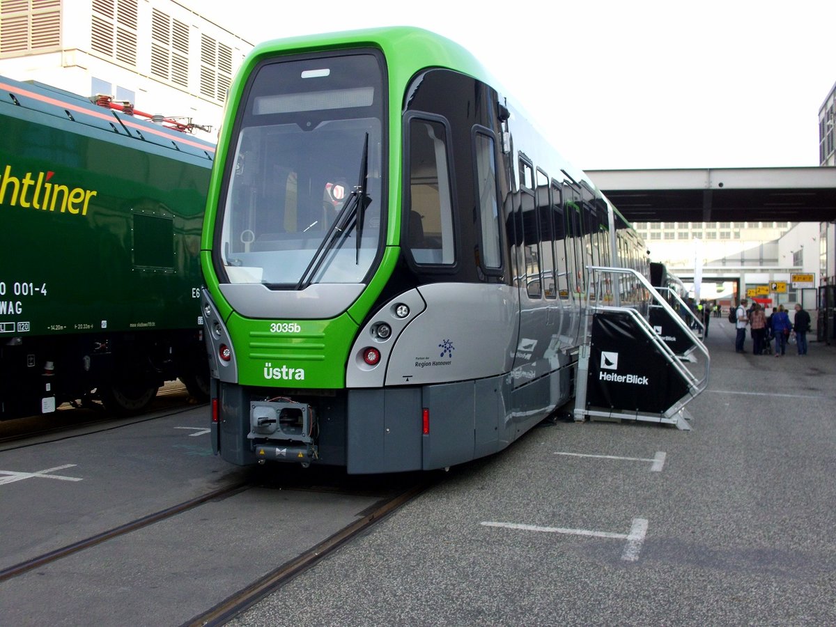 Ein TW 3000 (GTZ6-H) der Stadtbahn Hannover von Vossloh Kiepe, Alstom Transport und HeiterBlick steht auf dem Frei- und Gleisgelände der Messe Berlin zu den Besuchertagen der InnoTrans 2016. [25.9.2016]