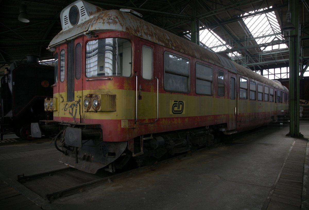 ein TW der Baureihe 850 im Depot Chomutov. 11.09.2020 12:12 Uhr.