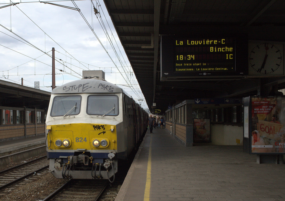 Ein TW der Baureihe AM 75 abfahrbereit in Brüssel Midi.
Kann sein, dass das Grafitti die Freischaltung verhindert.16.06.2018. 18:29 Uhr.