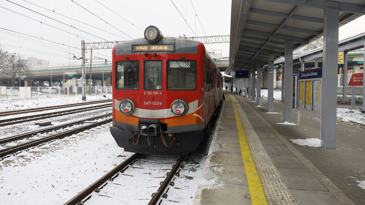Ein TW der Baureihe EN  72  zur Fahrt nach Wroclaw. 16.12.2022 11:31 Uhr Zielona Gora.