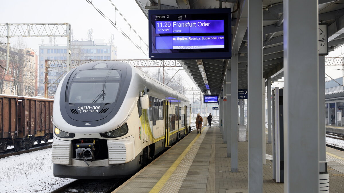 Ein TW der Baureihe SA 139 in Zielona Gora , abfahrbereit zur Fahrt nach Frankfurt(Oder)
16.12.2022  11:26 Uhr. Zielona Gora