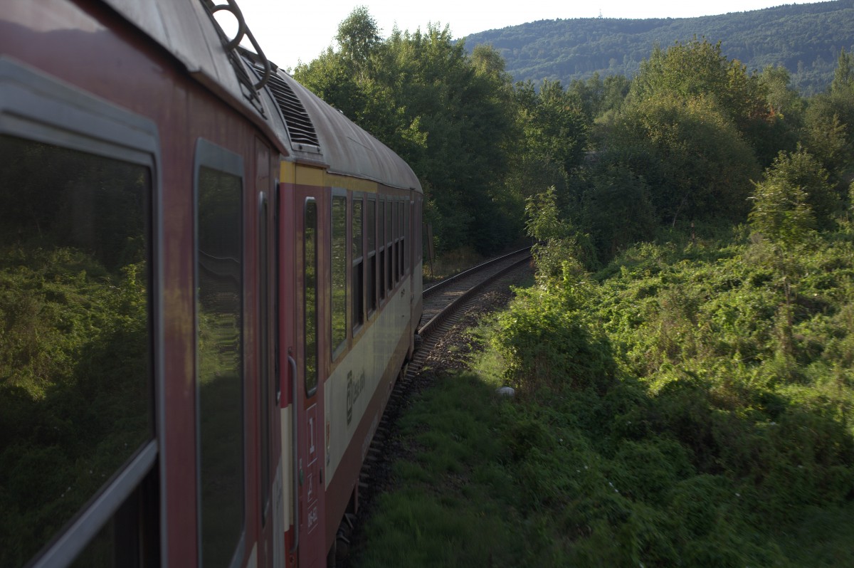 Ein TW der BR  854  auf der Strecke Rumburk - Ceska Lipa  als Schnellzug.
16.08.2014  18:10 Uhr.