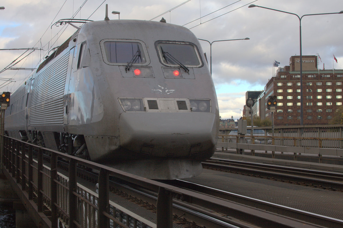 Ein TW der BR X2 auf der Zentralbrücke in Stockholm.Aufgenommen vom parallel laufendem Fußweg. 03.11.2018  12:23 Uhr.