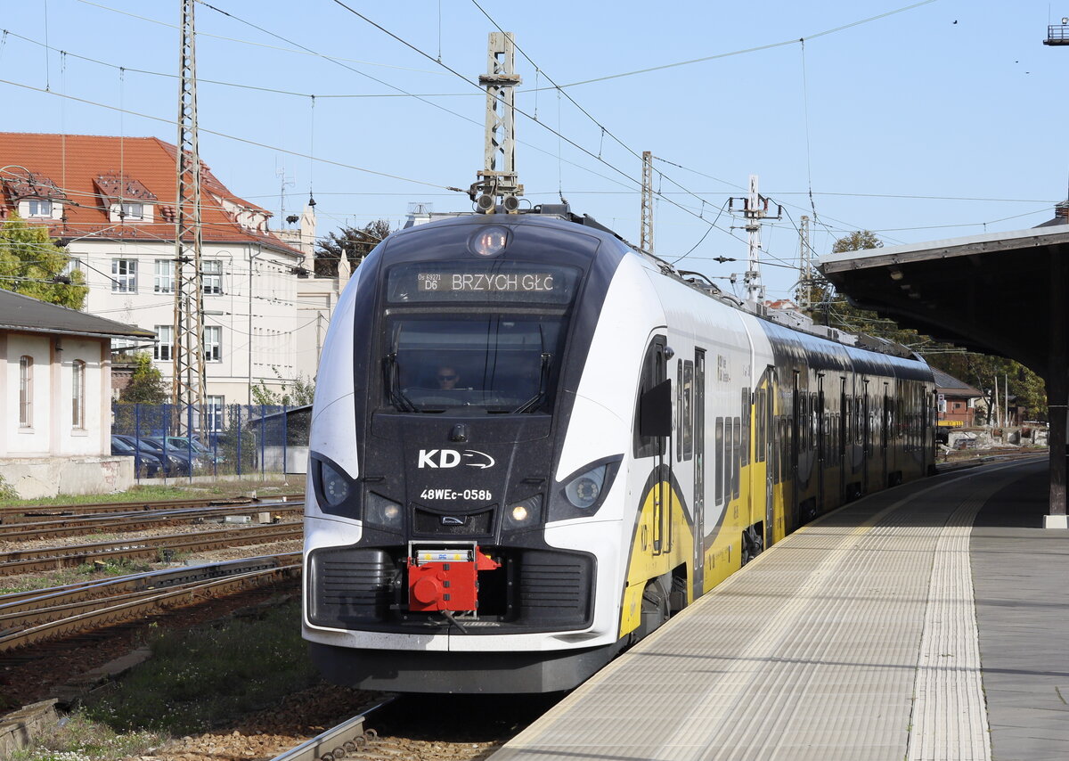Ein TW des Unternehmens Koleje Dolnośląskie (KD)  das regionale Eisenbahnverkehrsunternehmen der polnischen Woiwodschaft Niederschlesien mit Sitz in Legnica  auf dem Weg nach Wałbrzych  deutsch Waldenburg/Schlesien  am 23.10.26  gegen 11:30 Uhr.