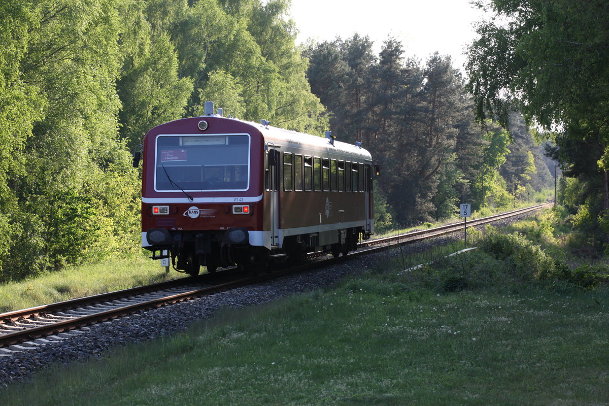 Ein TW der  HANS  auf dem Wege nach Mirow, hat soeben den Haltepunkt Weißer See bei Wesenberg passiert. 11.05.2016 18:35 Uhr.