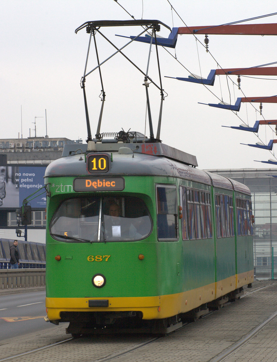 Ein TW der Linie 10 in den für Poznan typischen Farben, ein Duewag GT 8 (?) auf der Bahnhofsbrücke. 25.03.2016 12:57 Uhr.