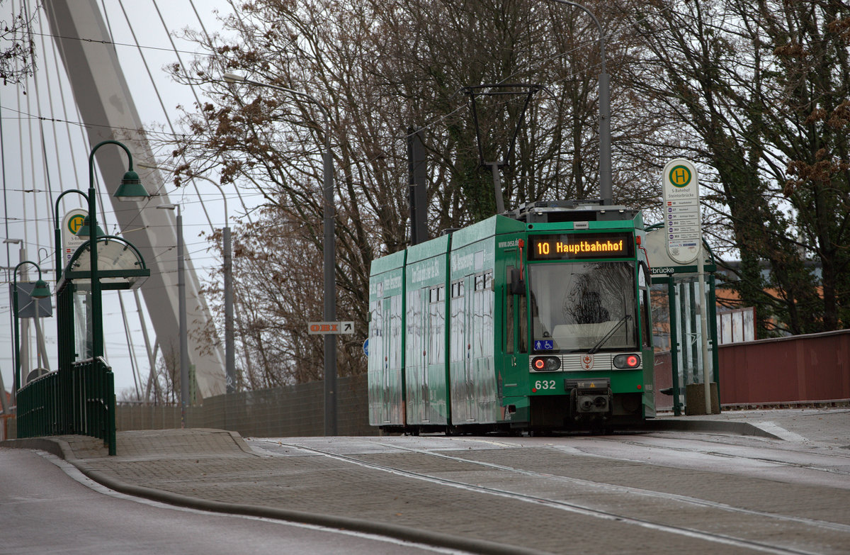 Ein TW der Linie 10 Haltestelle Dessauer Brücke. 26.12.2016  15:06 Uhr.