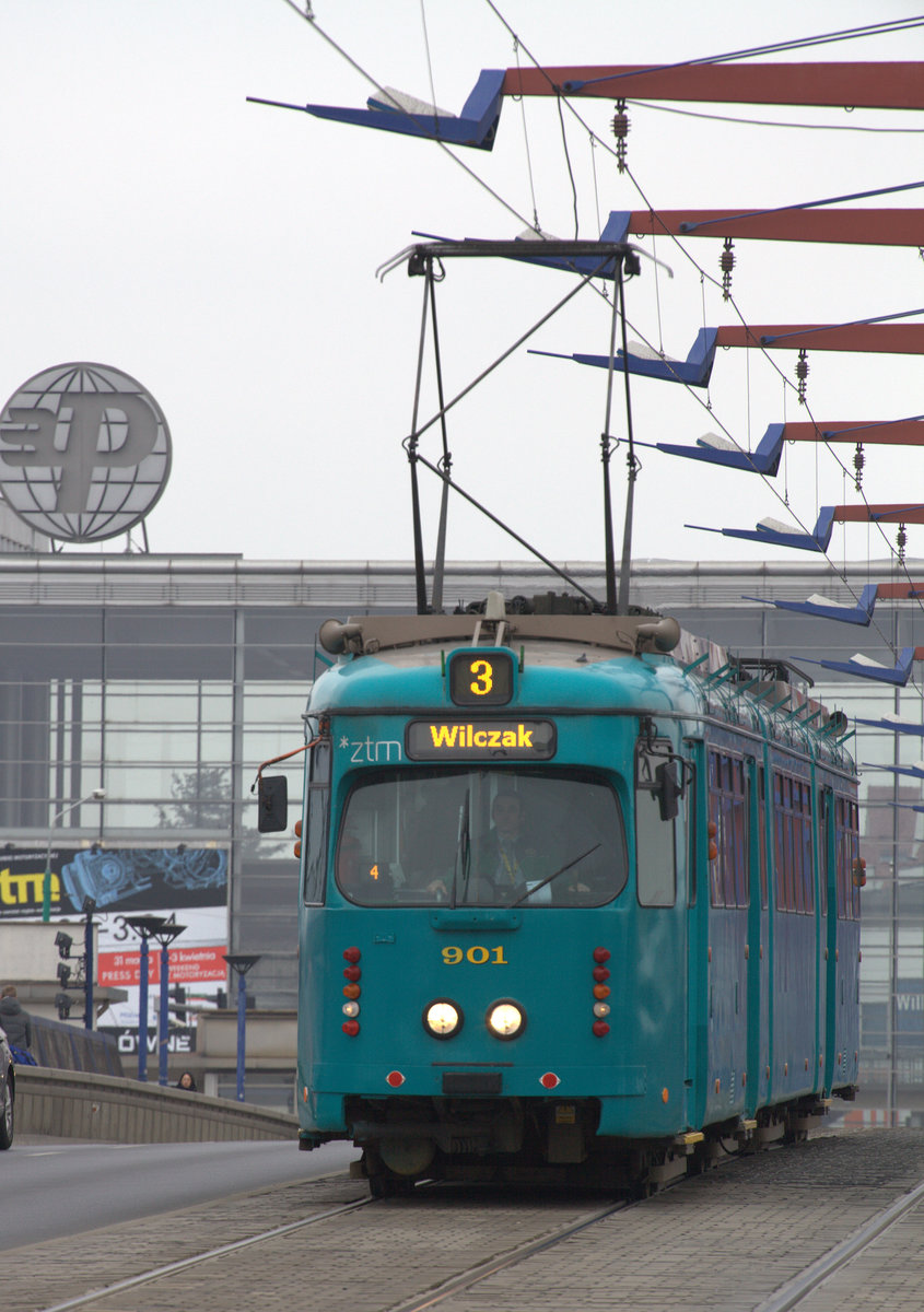 Ein TW der Linie 3 auf der Bahnhofsbrücke in Poznan.25.03.2016 12:58 Uhr.
GT8 (?) Duewag