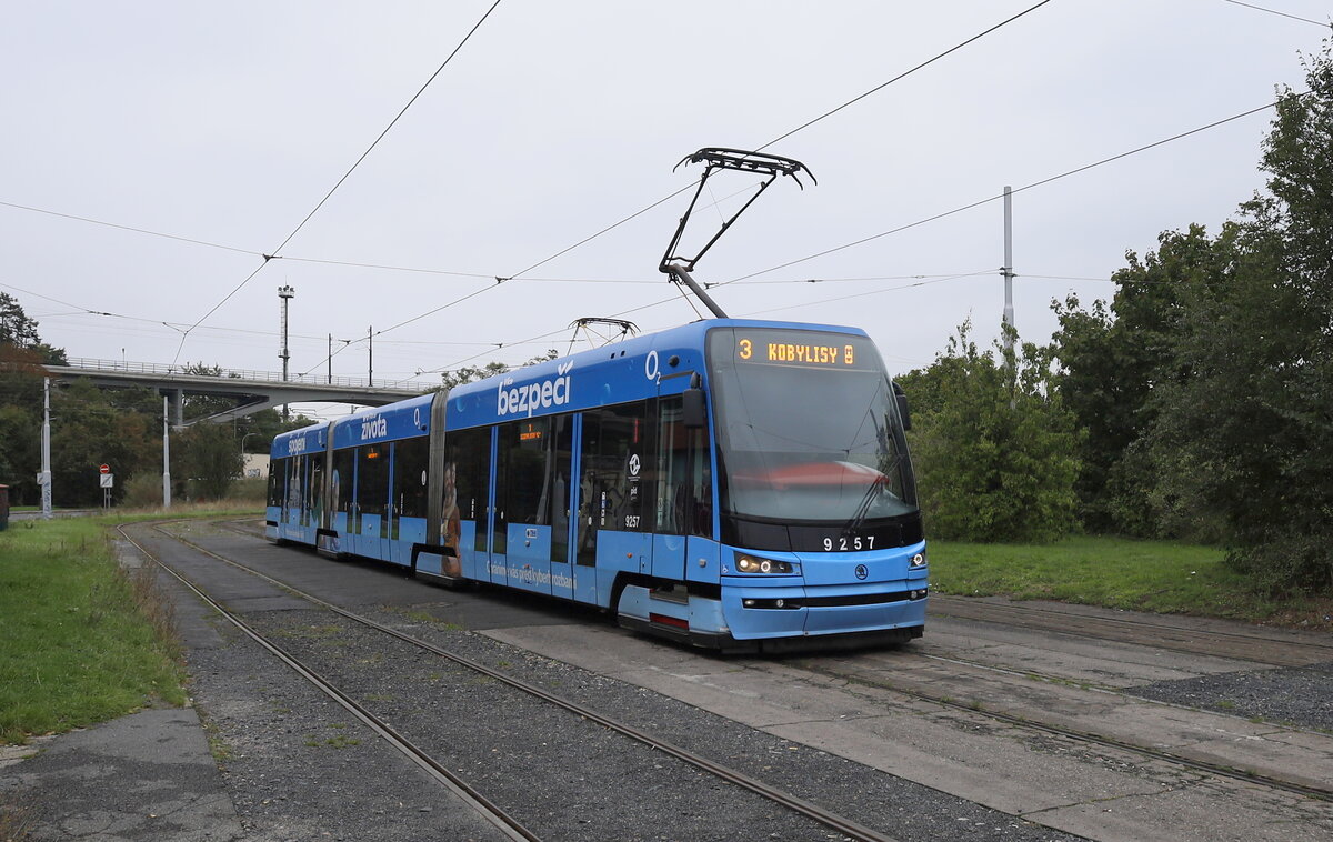 Ein TW der Linie 3 brachte den Fotografen an die Endhaltestelle  Praha Branik, ein Zeitchen später, eine Polevka später und nach 2 Branikbierchen stieg der Fotograf in einen Regio Nova um und  machte sich auf den Weg nach Benesov u Prahu.Grund der Reise:Festival parních lokomotiv 2025 in Benesov.26.09.2025 12:07 Uhr.