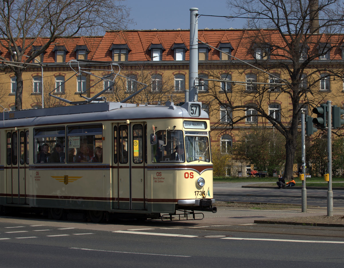 Ein TW der Linie 57 an der Haltestelle  Bahnhof Neustadt/Hansastraße. 06.04.2019 12:32 Uhr.