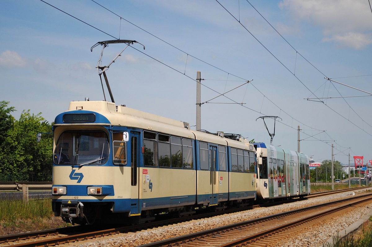 Ein vom Tw.122 geführter Zug auf der Fahrt nach Baden kurz hinter der Haltestelle Maria Enzersdorf - Südstadt. (07.05.2020)