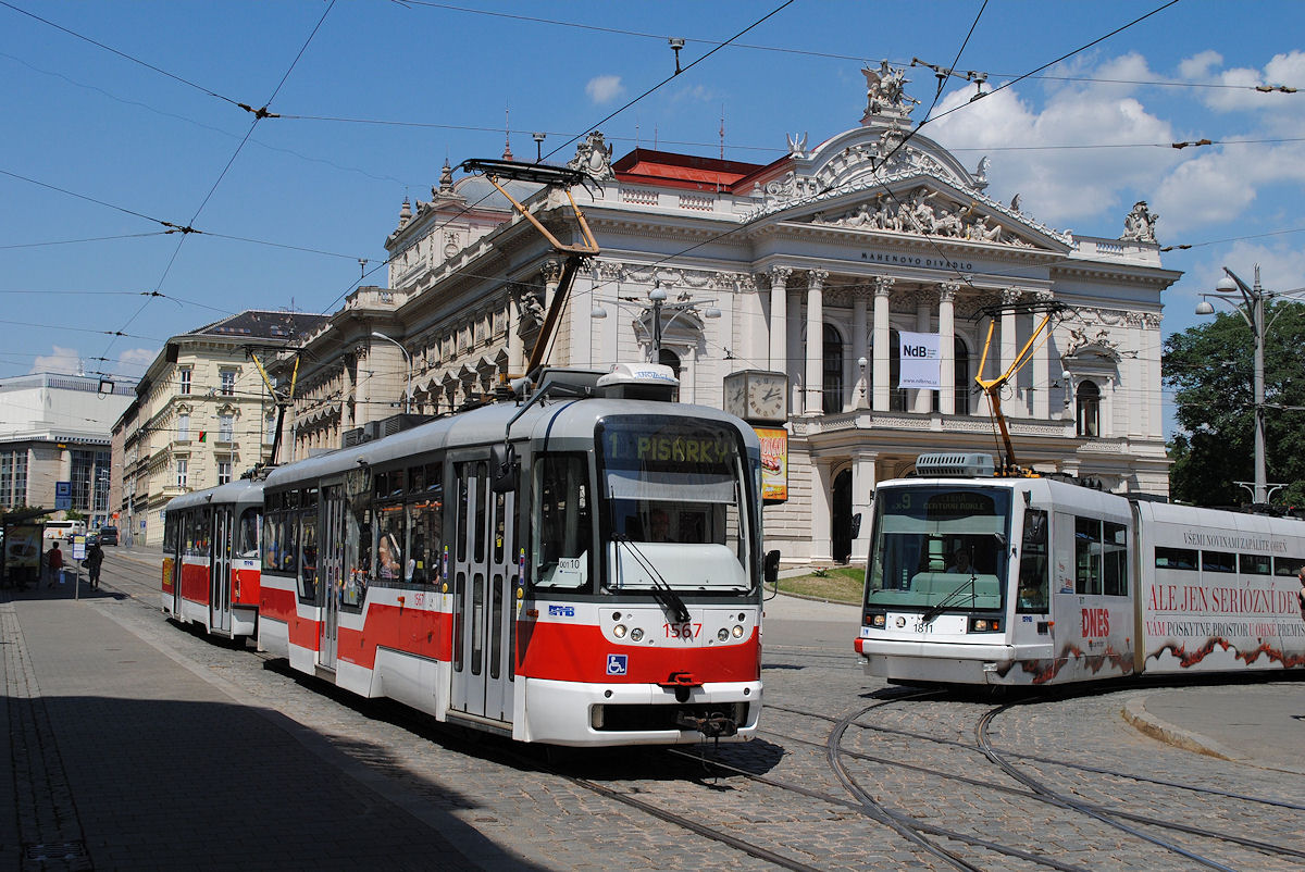 Ein vom Tw.1567 geführtes Tandem und Skoda Astra 1811 begegnen am Malinevskeho nam. vor dem Nationaltheater. (19.07.2014)
