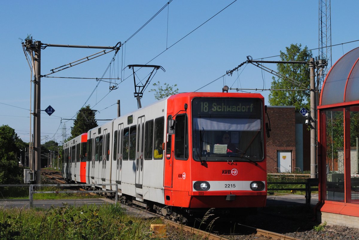 Ein vom Tw.2215 geführtes Tandem der Linie 18 bei der Einfahrt in die Haltestelle Hürth - Hermülheim. (18.05.2019)