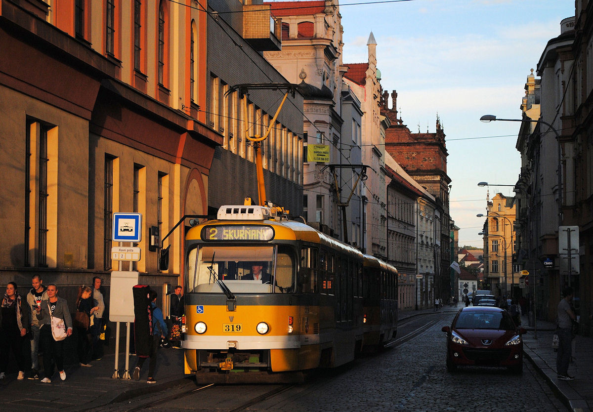Ein vom Tw.319 geführtes Tandem wartet in der letzten Abendsonne in der Haltestelle Hlavni pošta. ( 18.09.2015 ) 