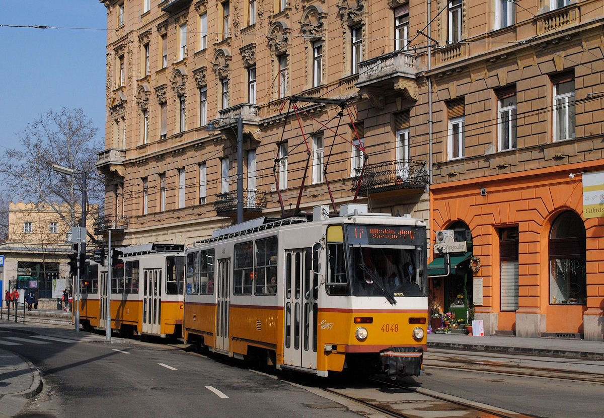 Ein vom Tw.4048 geführtes Tandem der Reihe T5C5 biegt von der Frankel Leo ut in die Török ut ein. (07.03.2018)