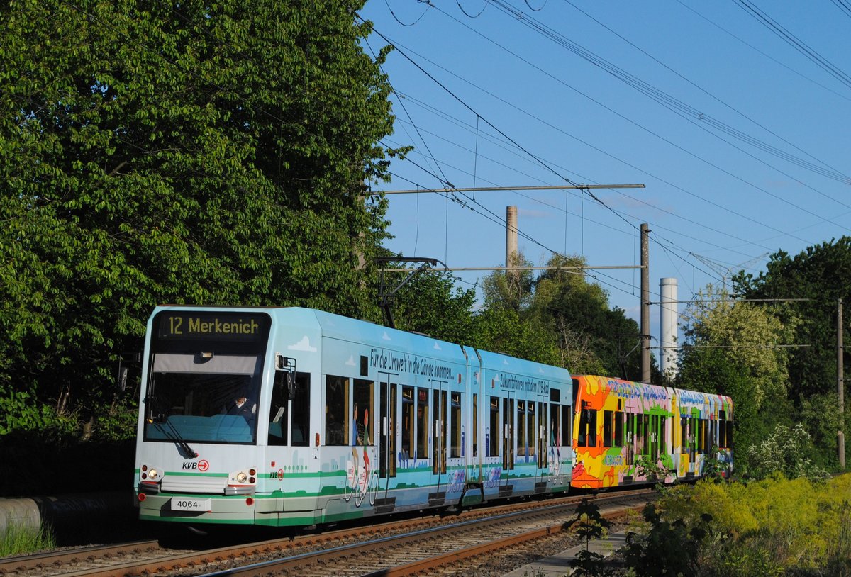 Ein vom Tw.4064 geführtes Tandem der Linie 12 kurz vor Merkenich - Mitte. (18.05.2019)