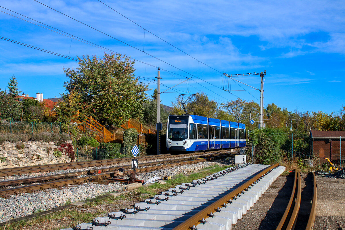 Ein TW511 der Badener Bahn fährt bei der Melkergründe in die Richtung Baden-Josefsplatz.

Canon EOS 70D
1/800
F7.1
ISO 160
29mm

Aufgenommen wurde das Bild am 1.11.2023 10:10:24
