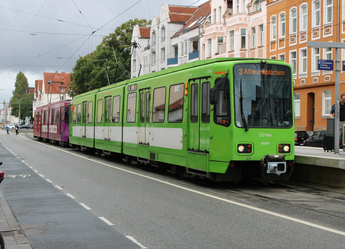 Ein TW6000 Wagen 6220 steht an der Haltestelle Pelikanstra�e