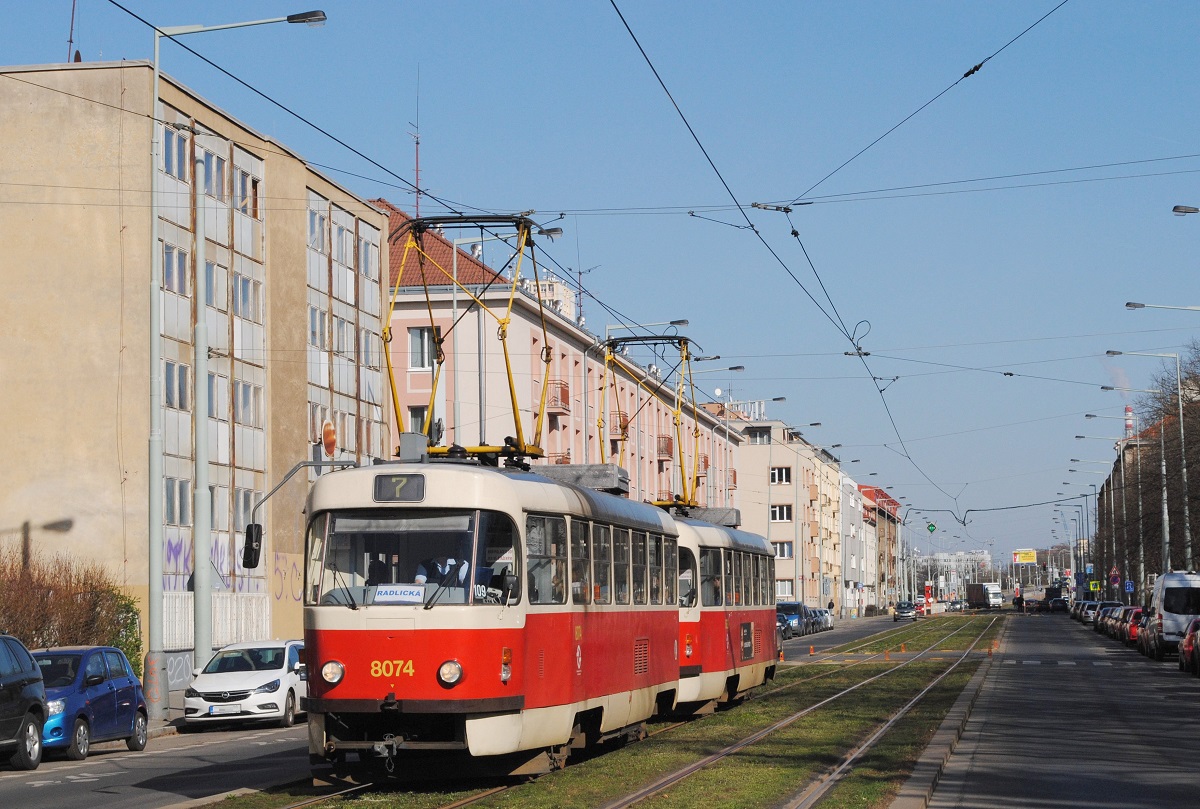Ein vom Tw.8074 geführtes Tandem der Reihe T3M2-DVC erreicht in der ulice Cernokostelecka die Haltestelle Zborov Strasnicke Divadlo. (21.03.2019)
