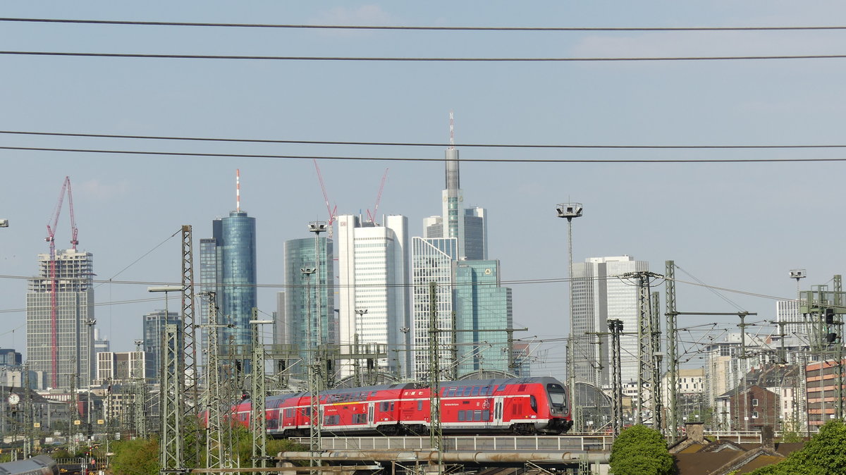 Ein Twindexx-Triebwagen der Baureihe 446 erreicht in Kürze den Frankfurter Hbf und wurde von der Camberger Brücke aus fotografiert. Aufgenommen am 4.8.2018 16:47.