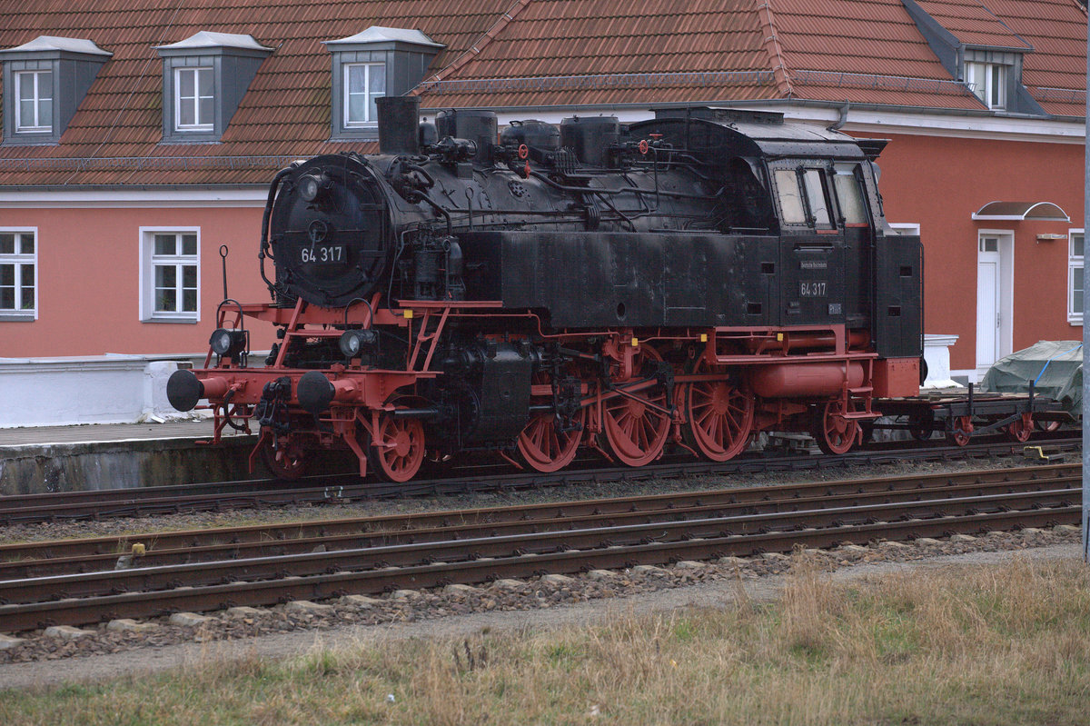 Ein typischer   Bubikopf  64 317 in Frankfur (Oder)  als Denkmallok abgestellt. 
26.03.2016  07:20 Uhr.