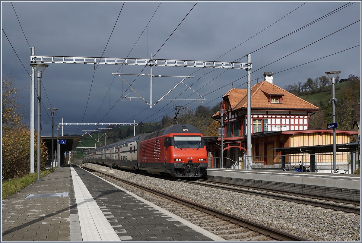 Ein typischer Lötschberg IC;typisch weil die Re 460 mit dem gehobenen, vorderen Stromabnehmer fährt.
Die SBB Re 460 019-3 mit ihrem IC 814 von Romanshorn nach Brig bei der Durchfaht Mülenen, wo das Empfangsbebäude wunderschön restauriert wurde,
30 Okt. 2017