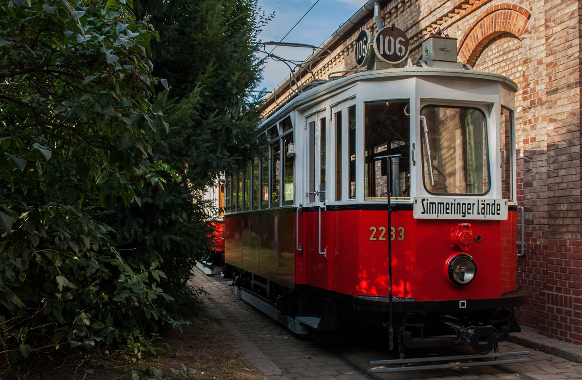 Ein typischer Simmeringer Zug! 

K 2283 sowie u3 1948 stehen als Zug der Linie 106 bereit für die zahlreichen Fahrgäste des Tramwaytages 2008 (13.September.2008)