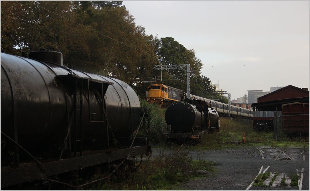 Ein typischer Wendezug der S-Bahn Auckland auf der  Stammstrecke  im Auckland Domain. Mai 2014