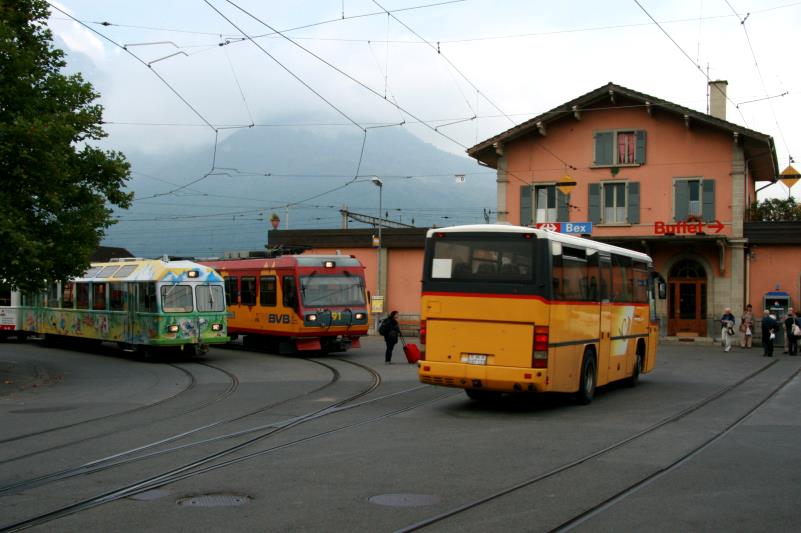 Ein typisches Bild vom Schweizer Nahverkehr. Ein Postauto und zwei Zge der TPC/BVB teilen sich den Vorplatz vom Bahnhof Bex; 29.09.2013