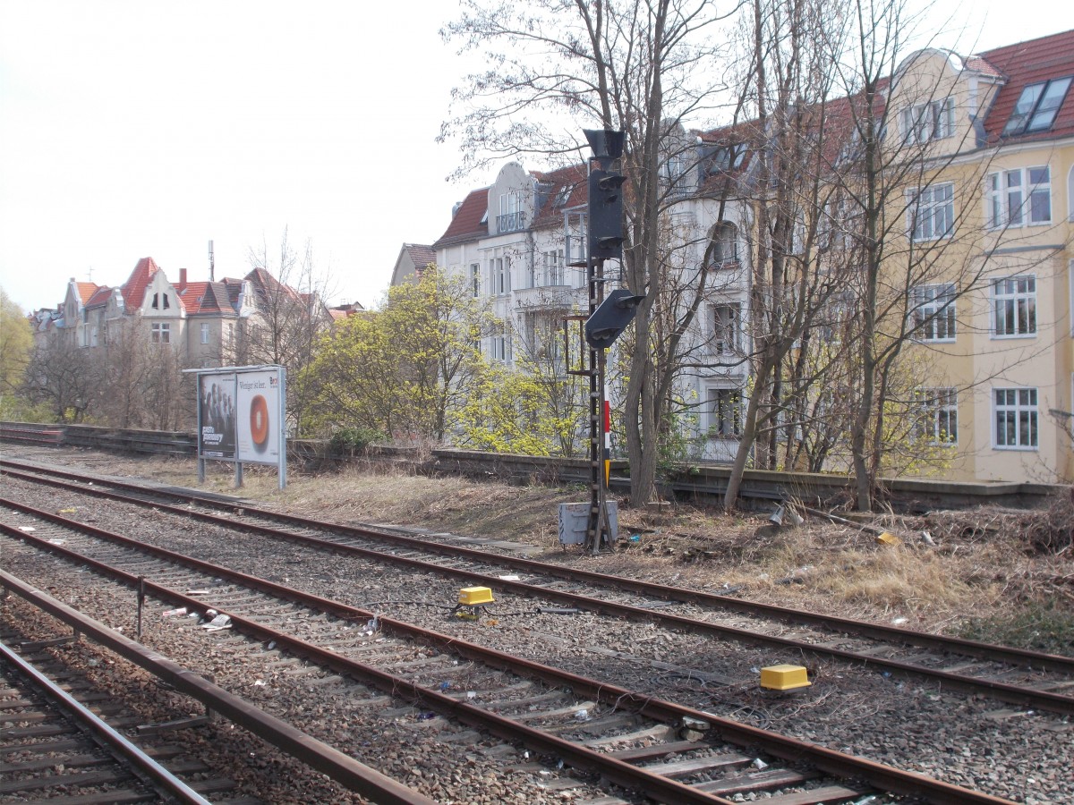 Ein typisches Bundesbahnlichtsignal in Berlin Bundesplatz am 11.April 2015.