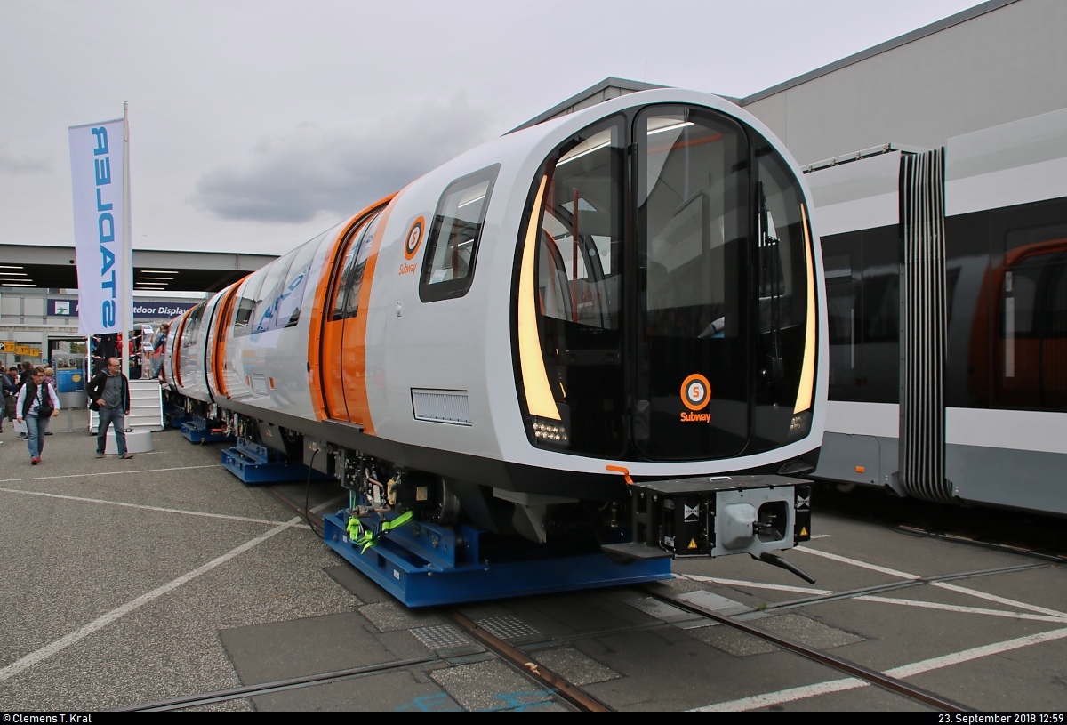 Ein U-Bahn-Triebzug für Glasgow von Stadler und Ansaldo STS steht auf dem Gleis- und Freigelände der Messe Berlin anlässlich des  Tags des Eisenbahners  im Rahmen der Publikumstage zur InnoTrans 2018.
Weitere Informationen zum Fahrzeug: https://www.virtualmarket.innotrans.de/de/METRO-Glasgow-EMU-SPT-Gro%C3%9Fbritannien,dct5-695
[23.9.2018 | 12:59 Uhr]