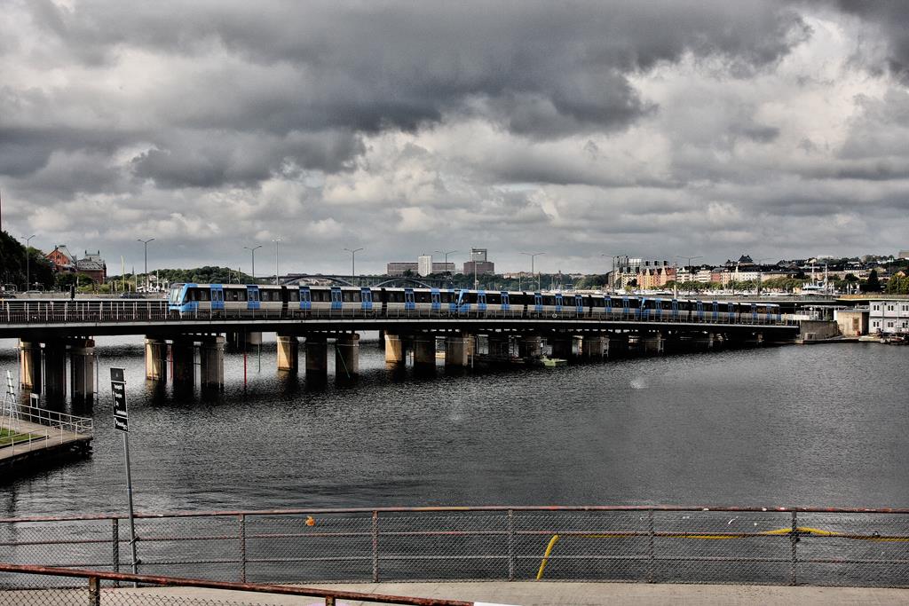 Ein U-Bahn Zug überquert am 20.09.2016 die Centralbron von der Insel Riddarholm zur Insel Södermalm in Stockholm.