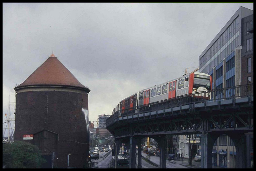 Ein U-Bahn Zug verlässt hier am 22.11.2004 bei schlechtem Wetter die hochgelegene U-Bahn Station Baumwall in Richtung Hamburg Hauptbahnhof.