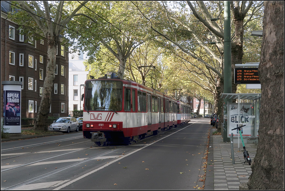 Ein  U-Bahnhof  wie eine Bushaltestelle -

Nördlich der Düsseldorfer Innenstadt fahren die Stadtbahnlinien U78 (Messe) und U79 (Duisburg) auf der Kaiserswerther Straße im Straßenraum. An der Haltestelle Golzheimer Platz müssen die B-Wagen von der Straßenfahrbahn aus über die Klapptrittstufen erklettert werden, was insbesondere für gehbehinderte Fahrgäste sehr mühsam sein kann. Hier wäre ein Weiterbau des Tunnels sehr sinnvoll um dann auch bei Publikumsmessen 115 m lange Vierfachtraktionen fahren zu können.

13.10.2016 (M)