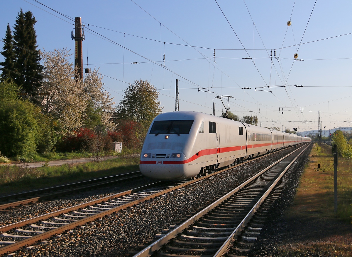 Ein über die Altbaustrecke umgeleiteter ICE der 1. Generation passiert den Bahnhof Eichenberg auf seiner Fahrt von Göttingen nach Kassel-Wilhelmshöhe. Aufgenommen am 05.05.2016.