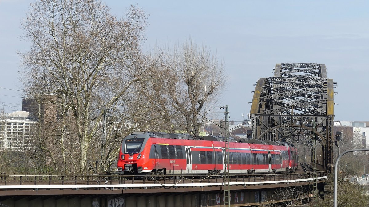 Ein über Hanau umgeleiteter Mittelhessenexpress überquert mit der Deutschherrnbrücke den Main. Aufgenommen am 2.4.2018 10:36