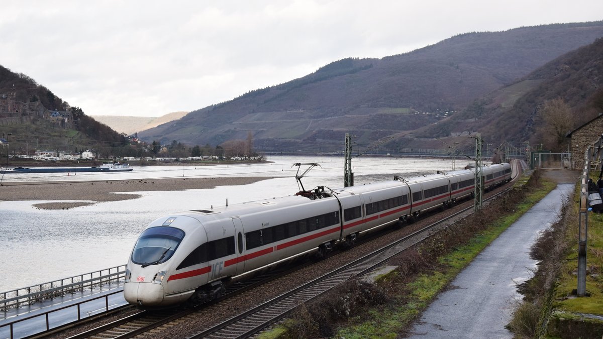 Ein über die Rechte Rheinstrecke umgeleiteter ICE-T zwischen Lorch und Aßmannshausen. Aufgenommen am 27.1.2019 11:27