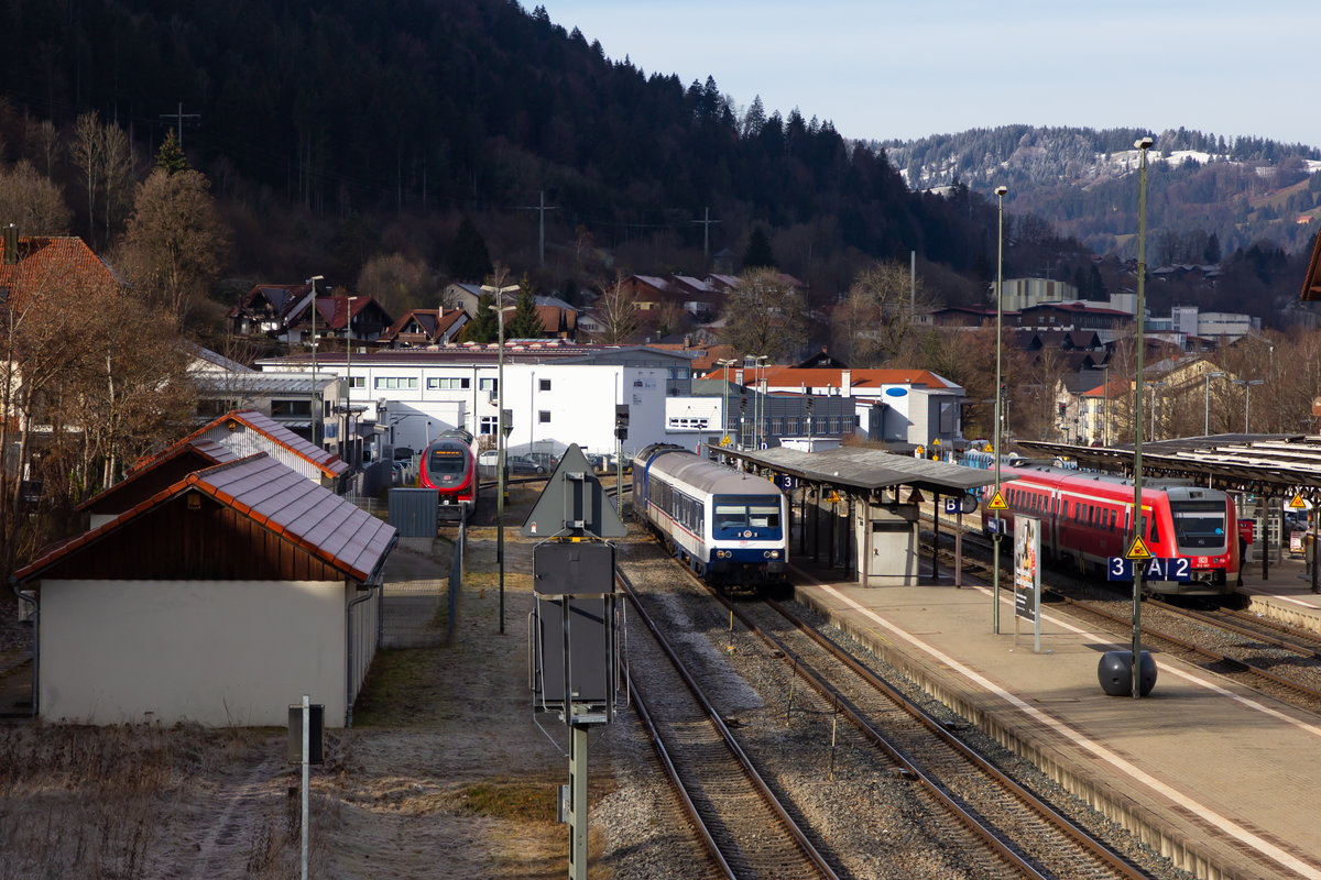 Ein Überblick des Bahnhofs Immenstadt. Der Alex mit seiner TRI Garnitur, ein Triebwagen der Baureihe 612 und hinten abgestellt ganz frisch in der Region ein Triebwagen der Br 633. 21.11.20