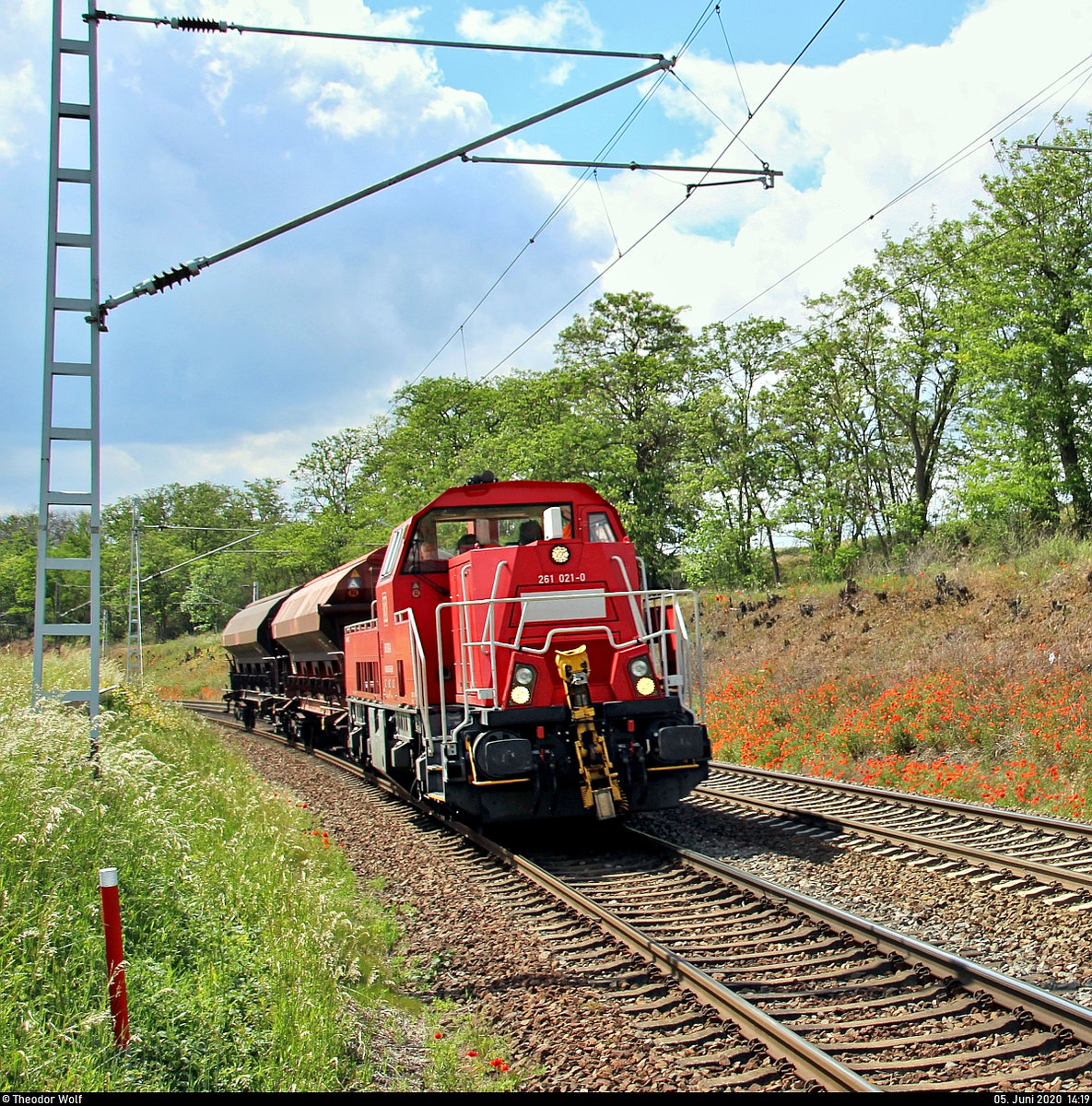 Ein überschaubarer Schüttgutzug mit 261 021-0 (Voith Gravita 10 BB) DB durchfährt den Hp Zscherben auf der Bahnstrecke Halle–Hann. Münden (KBS 590) Richtung Halle (Saale). Aufgenommen am Ende des Bahnsteigs 2. [5.6.2020 | 15:19 Uhr]
