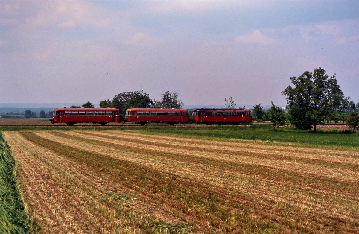 Ein Uerdinger Schienenbuszug unterwegs auf der Voralbbahn zwischen Göppingen und Boll.
Datum: 01.03.1985