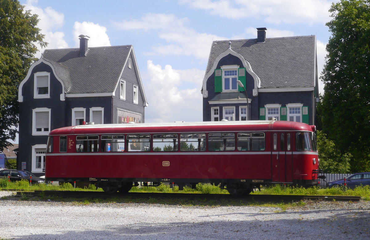 Ein Uerdinger-VT 95 steht als Denkmal der ehemaligen KBS 228g Wuppertal-Steinbeck - Wuppertal-Cronenberg auf dem Parkplatz der Firma Knipex in der Nähe des früheren Endbahnhofs Cronenberg. Aufnahme vom 23.7.17. Das Fahrzeug trägt die Nr. Vt 95 9164, war aber ursprünglich bei der DB als 9144 eingereiht. Nach seiner Ausmusterung diente es fast 20 Jahre als Indusi-Messwagen 724 003-9. Aus dieser Zeit stammt die Verblendung der jeweils in Fahrtrichtung vorn links befindlichen Tür. Bei der Hochwaldbahn wurde er 2008/9 in den Ursprungszustand zurückversetzt (bis auf die Türen) und mit der Nummer 9164 versehen, weil dieser in seiner aktiven Zeit tatsächlich in Wuppertal-Steinbeck beheimatet war (Danke, Horst!).
