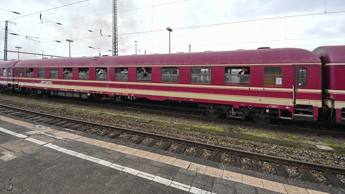Ein UIC-X-Personenwagen bm war Anfang Dezember 2019 in Wanne-Eickel zu sehen.
