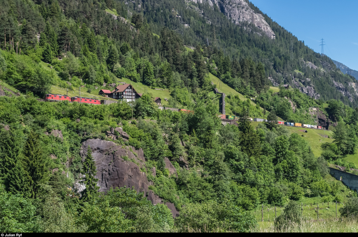 Ein UKV-Zug bespannt mit Re 10/10 fährt am 10. Juni 2016 beim Pfaffensprung südwärts. Am unteren rechten Bildrand ist die Strecke unterhalb des Pfaffensprung-Spiraltunnels zu sehen.