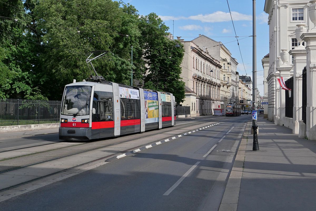Ein ULF A1 mit der Nummer 61 auf der Linie 9, Schottentor - Hohe Warte, am 28.05.2022 in der Währinger Straße