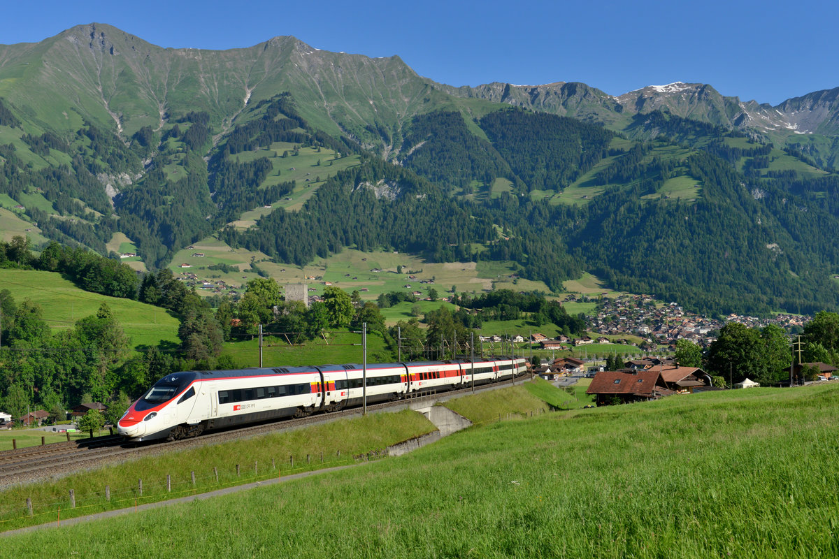 Ein umgeleiteter ETR 610 nach Mailand am 24.06.2016 bei Frutigen. 