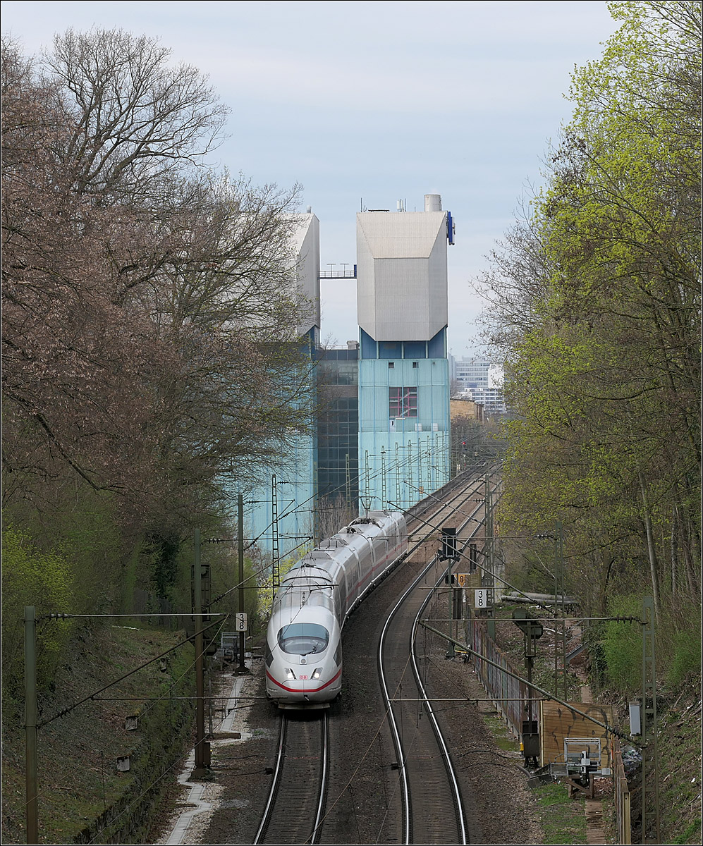 Ein umgeleiteter ICE 3 -

... auf der Stuttgarter Schusterbahn erreicht am Bad Cannsatter Kurpark nach der Überquerung des Viadukt Münster wieder 'festen' Boden unter den Drehgestellen. Im Hintergrund das Krafwerk Münster.

22.03.2024 (M)