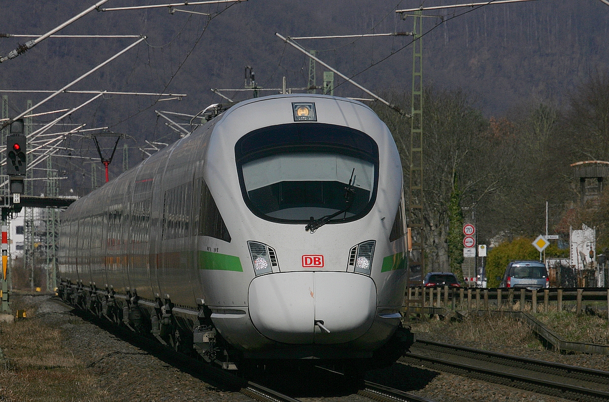 Ein umgeleiteter ICE fährt wegen Bauarbeiten auf der linken Rheinstrecke am 19.03.2022 auf der rechten Seite bei Braubach südwärts