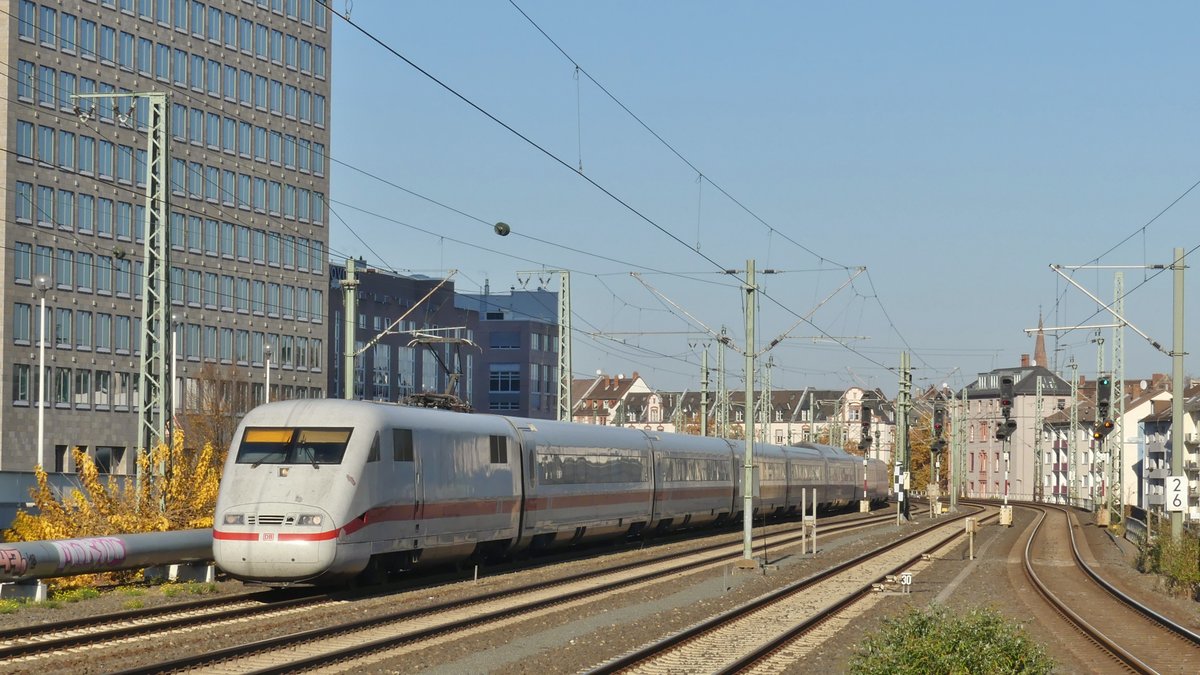 Ein umgeleiteter ICE Hamburg - Zürich durchfährt Frankfurt Messe. Aufgenommen am 17.11.2018 13:02