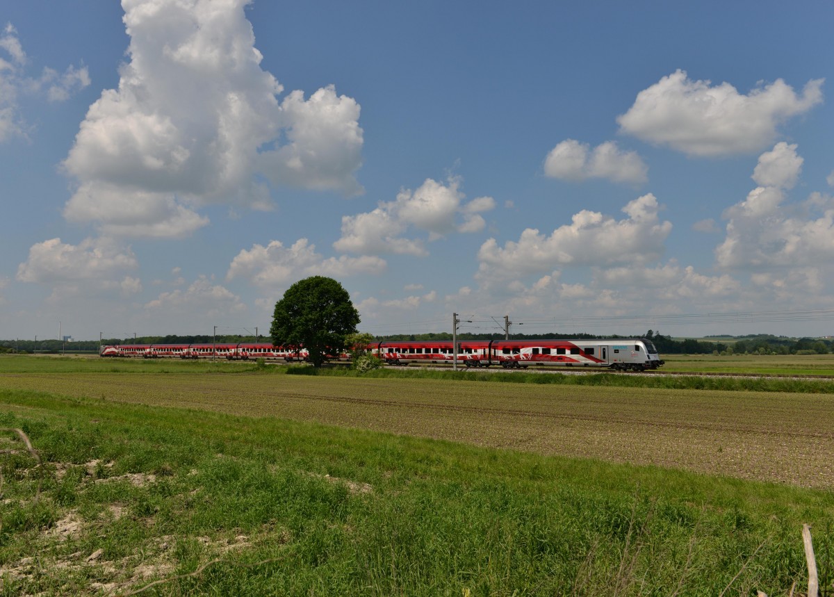 Ein umgeleiteter Railjet am 08.06.2013 bei Thonstetten.
