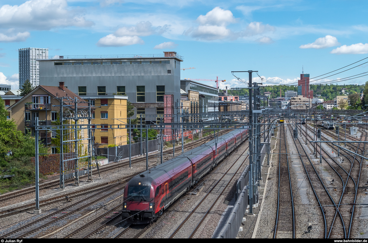 Ein umgeleiteter RailJet fährt am 12. Mai 2017 in Winterthur Richtung Zürich.